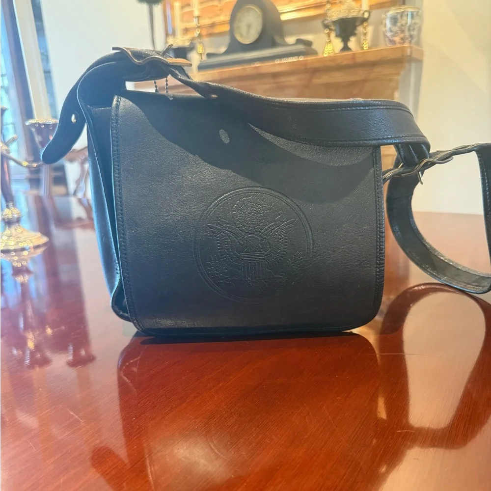 Authentic vintage Pre-creed Coach Federal Seal bag in very good condition - Picture 3 of 8